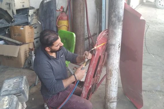 هاوٍ يعمّر سيارة "برازيلي" قديمة ويلهب المشاعر: ذكريات شارع حيفا وصوت هيثم يوسف