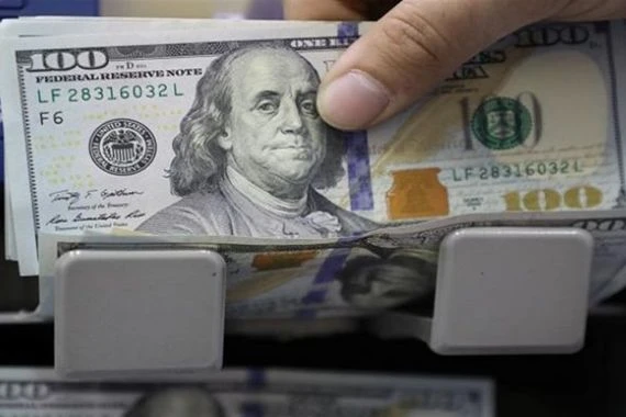 مختص يكشف مصير اسعار الدولار خلال شهر