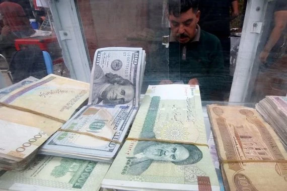 التومان الإيراني يهوي لأدنى مستوى على الإطلاق مقابل الدولار