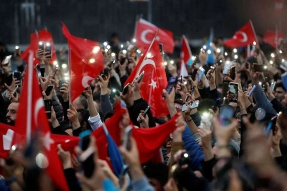 بالفيديو.. احتفالات عارمة في تركيا بفوز أردوغان