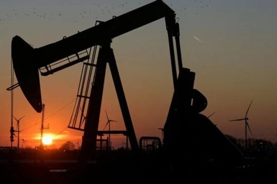 تراجع طفيف بأسعار النفط وسط توقعات تباطؤ الاقتصاد العالمي