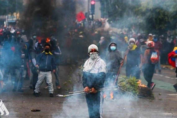 برلمان الإكوادور يناقش عزل رئيس البلاد وسط احتجاجات حاشدة
