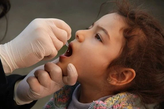 انطلاق حملة للتلقيح ضد شلل الاطفال في 10 محافظات