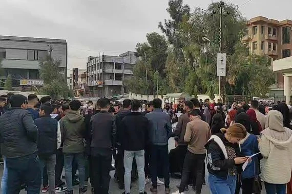 طلبة كردستان يواصلون تظاهراتهم ويرفضون حلول السلطة