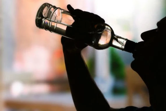 طبيب يوضح طريقة جديدة للتعرف على مدمن الكحول