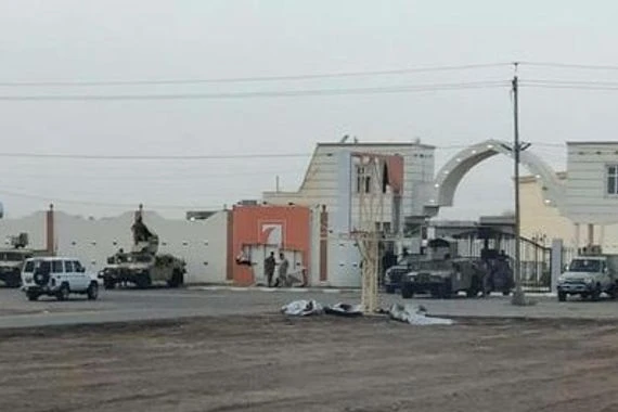 بالصور.. قوة أمنية تداهم مقر حزب الحلبوسي في الرمادي