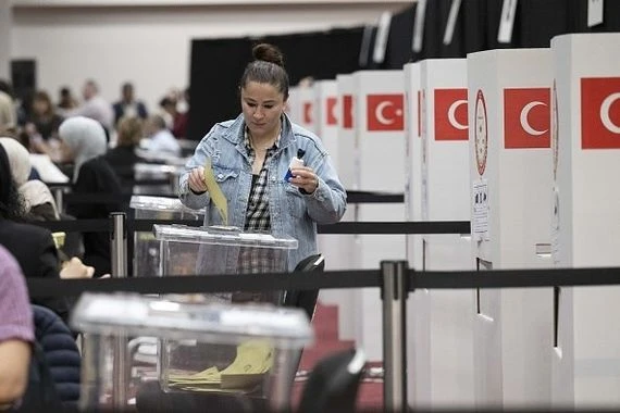 الأتراك يتوجهون إلى صناديق الاقتراع لحسم اختيار الرئيس