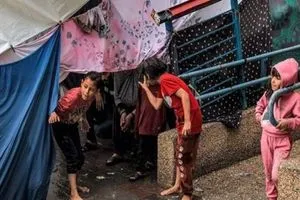 البرد والأمطار تضاعف معاناة أهل غزة وسط الحصار الصهيوني