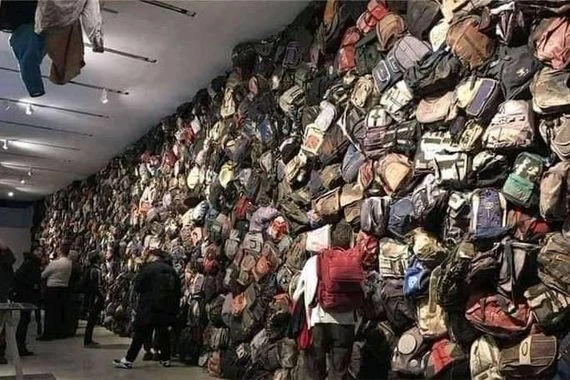 لكل حقيبة قصة.. ما حقيقة الصورة التي اثارت جدلا على مواقع التواصل العالمية؟