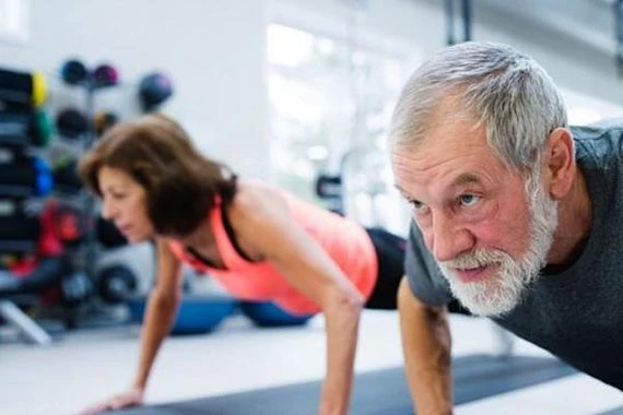 فوائد مذهلة لممارسة كبار السن رياضة حمل الأثقال
