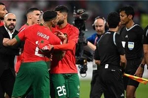 لاعبو المغرب يهاجمون الحكم القطري بعد مباراة كرواتيا