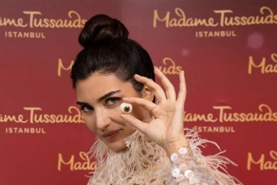 ممثلة تركية شهيرة تكشف عن تحضيرها لتمثالها الشمعي