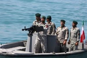 إيران تحتجز سفينة أجنبية وتتهم طاقمها بنقل وقود مهرب