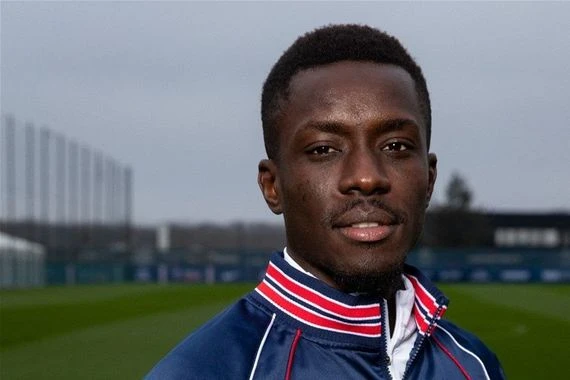 تضامن كبير مع "إدريسا غاي" لرفضه ارتداء قميص يدعم المثليين