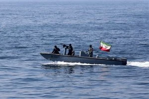 إيران تحتجز سفينة تحمل وقودا مهربا وتعتقل طاقمها