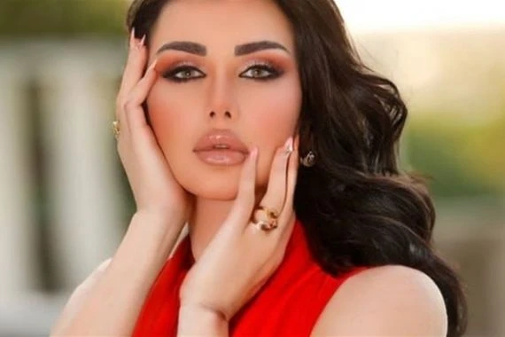 جيني إسبر ترد على متابعة تنمرت على شكلها بدون مكياج(صورة)