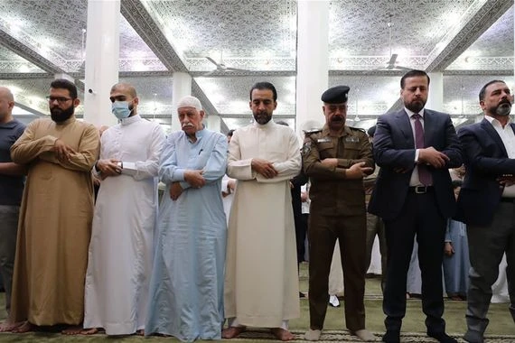 بالصور.. الحلبوسي يؤدي صلاة عيد الأضحى في الرمادي