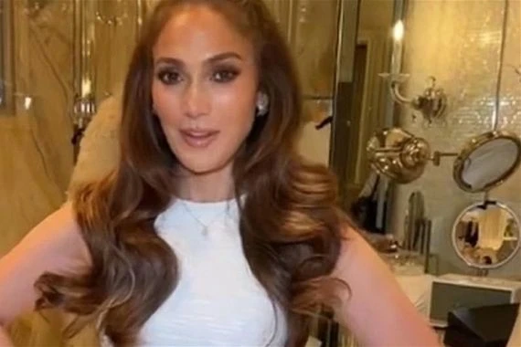 فستان عرس جنيفر لوبيز يحمل توقيع مصمم عربي