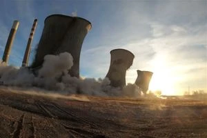 بالفيديو.. تفجير ثلاثة أبراج عملاقة بمحطة فحم أمريكية