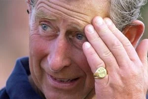 ما سر خاتم الملك تشارلز الذهبي الذي لا يخلعه أبدا؟ (صور)