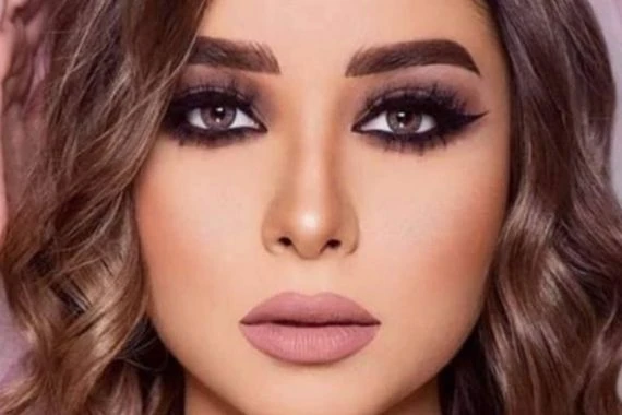 لعروس2023.. مكياج عيون سموكي وردي