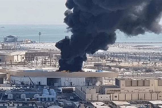 قطر.. اندلاع حريق بالقرب من قرية المشجعين (صور)