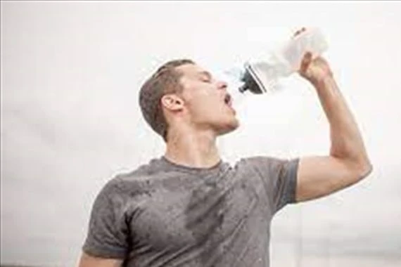هل من الآمن شرب الماء أثناء التمارين الرياضية؟