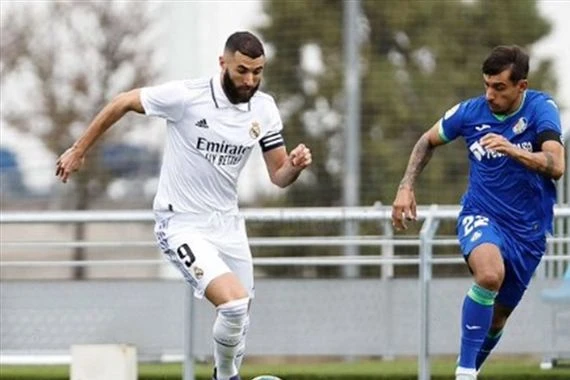 أخيراً.. كريم بنزيما يتخلى عن ضمادة اليد الشهيرة