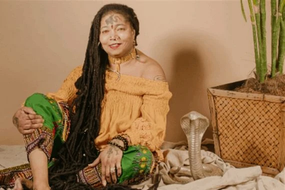 وزنه 19 كغ.. تعرف على صاحبة أطول شعر في العالم (صور)