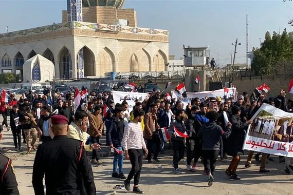 استعداداً للتوجه الى الخضراء.. المئات يتظاهرون وسط بغداد لهذا السبب (فيديو وصور)