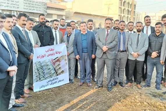 العشرات يتظاهرون في النجف ضد ارتفاع الدولار