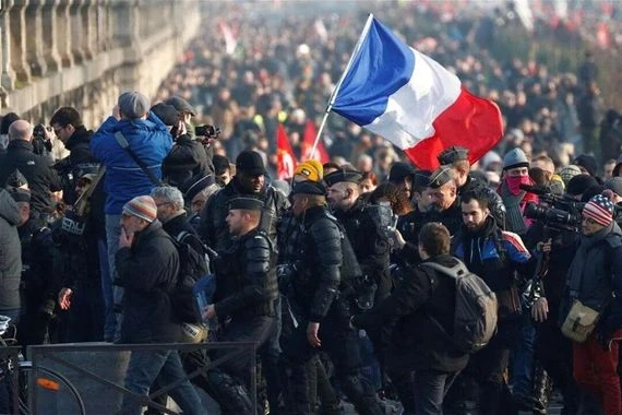 لليوم العاشر تواليا.. فرنسا تشهد احتجاجات واسعة ضد قانون التقاعد