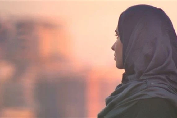 داعية يثير الجدل: الحجاب ليس فرضاً وأقنعت زوجتي بخلعه