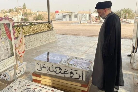 نجل المرجع السيستاني يزور قبور شهداء الحشد (صور)