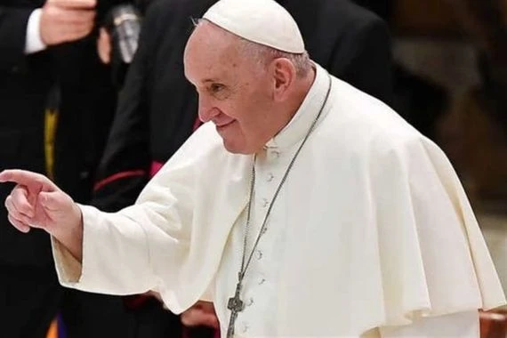 البابا فرنسيس يتوشح بعلم مجتمع الميم.. ما حقيقة الامر والصورة المتداولة؟
