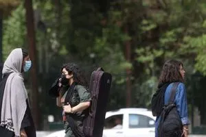 القضاء الإيراني يلاحق صاحب اغنية "روسريتو" المعادية للحجاب