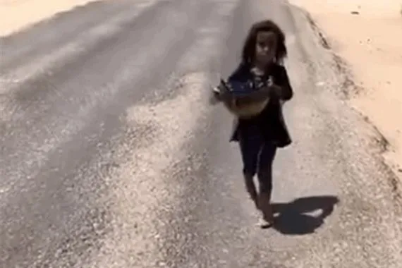 طفلة عراقية "فقيرة" تدهش العالم بكرمها خلال زيارة الاربعين.. عراقيون: تعجز الكلمات عن الوصف (فيديو)