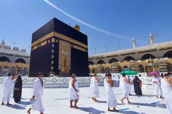 الفنان حبيب علي يؤدي العمرة برفقة زوجته وأولاده (صور)