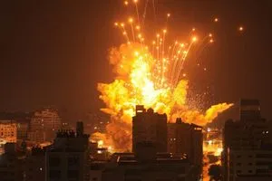 غارات إسرائيلية على غزة قبل ساعات من "الهدنة المؤقتة"