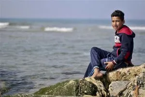 رسالة تحدٍ.. أطفال غزة يعودون للسباحة في البحر بعد الحصار (فيديو)