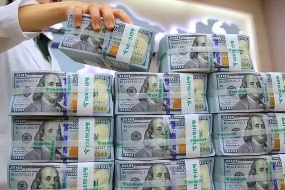 الدولار يقترب من أعلى مستوى في أسبوعين عالمياً