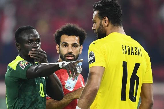 صلاح توعَّد ماني! “أبو جبل” يكشف عن حديثه مع قائد المنتخب قبل تنفيذ نجم السنغال ركلة الجزاء (فيديو)