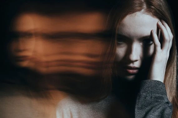 تشعر أن الآخرين يتحدثون عنك من وراء ظهرك ويكيدون لك المكائد؟ احترس فقد تكون مصاباً بـ”البارانويا”