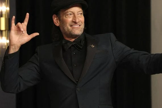 أول ممثل أصم بتاريخ السينما يفوز بجائزة الأوسكار.. من هو كوتسور الذي أُعجب البيت الأبيض بفيلمه؟