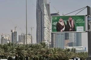 “أكبر هدية للمملكة”.. كيف انعكس ارتفاع أسعار النفط على الاقتصاد السعودي الذي سيشهد أول فائض منذ 9 سنوات؟