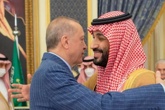 لقاء بالأحضان بين أردوغان ومحمد بن سلمان.. والرئيس التركي يؤدي مناسك العمرة (فيديو)