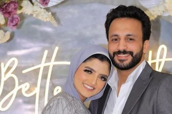 زوج نجمة اليوتيوب المصرية أحلام عادل يعترف بضربها خلال أداء العمرة.. طالبها بمسامحته (فيديو)