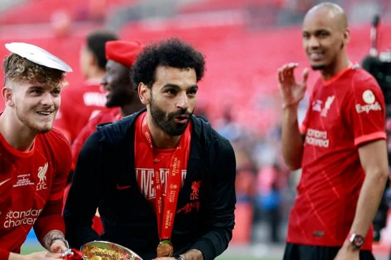 فيديو مؤثر لاحتفال مؤمن زكريا مع لاعبي ليفربول.. ظهر حاملاً الكأس وهو على كرسي متحرك