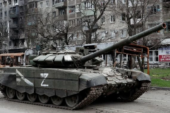 12 حافلة تُجلي جنوداً أوكرانيين كانوا محاصرين في آزوفستال.. نقلتهم لمدينة انفصالية، وبعضهم مصاب