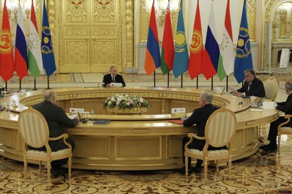 موقع أمريكي: حلفاء روسيا يستغلون اجتماعاً سنوياً لدعم بوتين.. بيلاروسيا وصفت عقوبات الغرب بـ”الجهنمية”